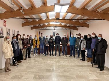 Foto de família de la corporació i els hereus de J. Pons Frau
